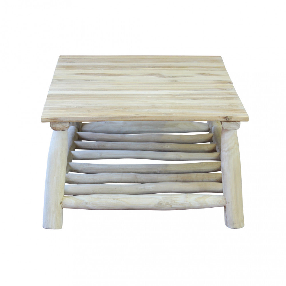 Tavolino Martinez in teak chiaro con venature naturali, posizionato in un ambiente esterno.