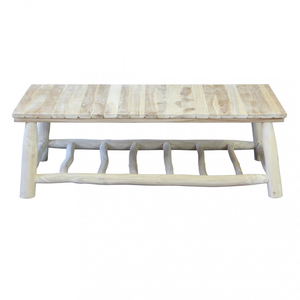 Tavolino Martinez in teak chiaro con venature naturali, posizionato in un ambiente esterno.