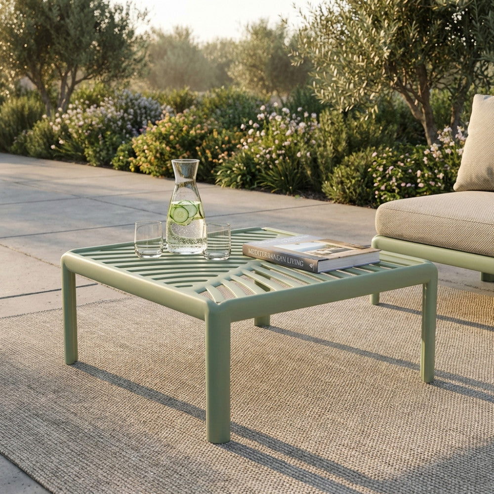 Tavolino da salotto Guaranà in polipropilene verde oliva ambientato in un giardino moderno con luce naturale.