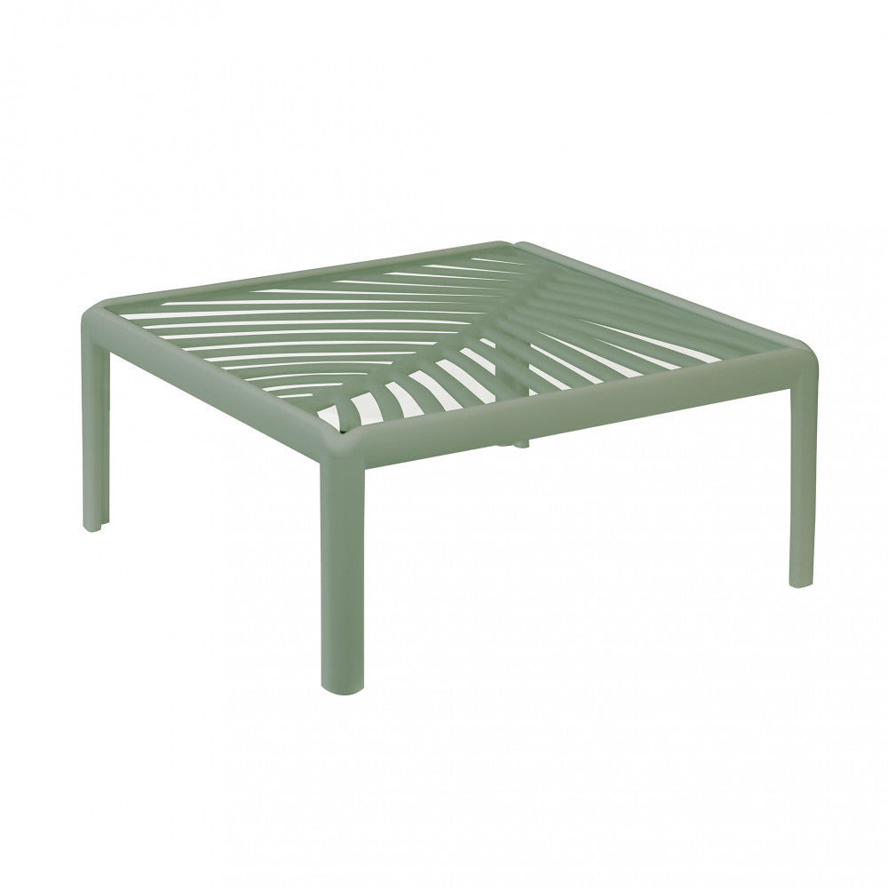 Vista isolata del tavolino Guaranà in polipropilene verde oliva su sfondo bianco, che evidenzia il design a doghe.