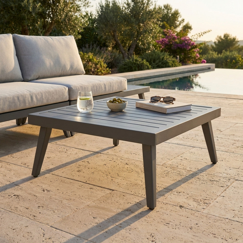 Tavolino modulare in alluminio antracite a bordo piscina con divano outdoor.