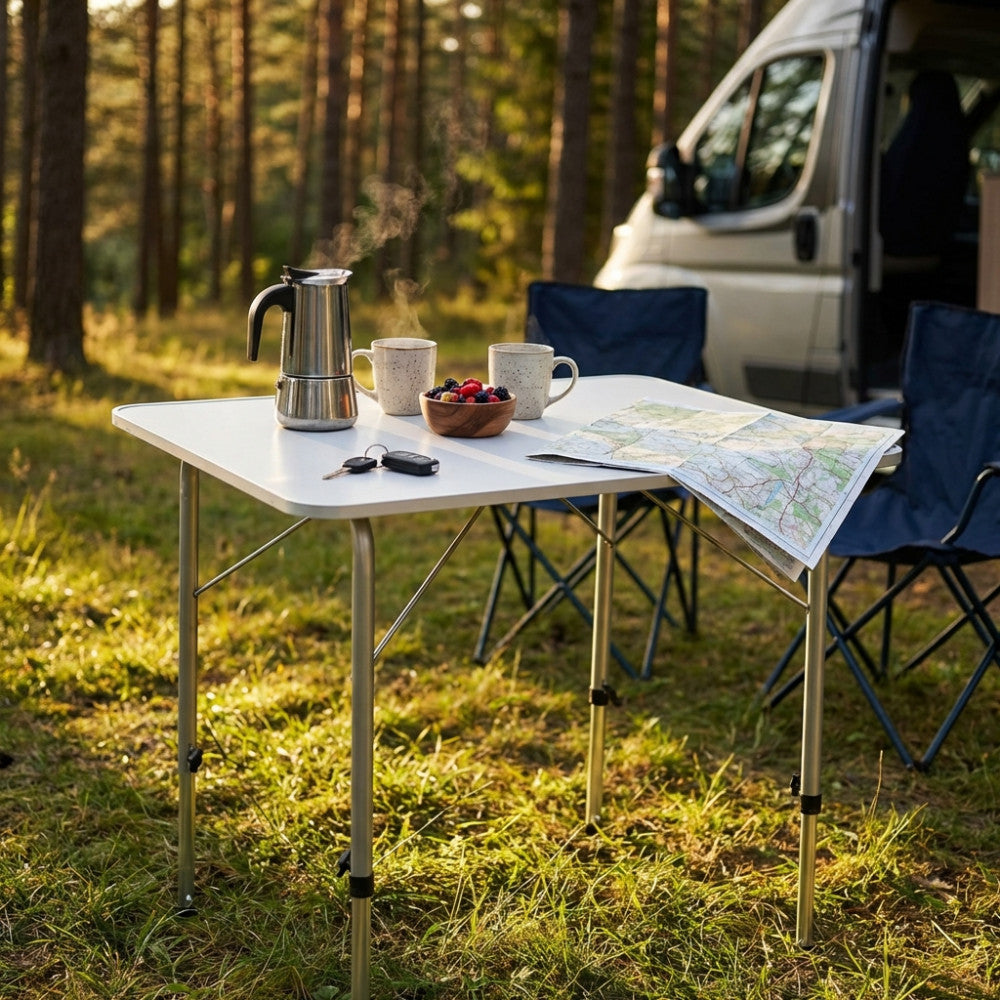 Tavolo pieghevole Cosma Tavolino Professional 80 x 60 bianco in ambiente outdoor.