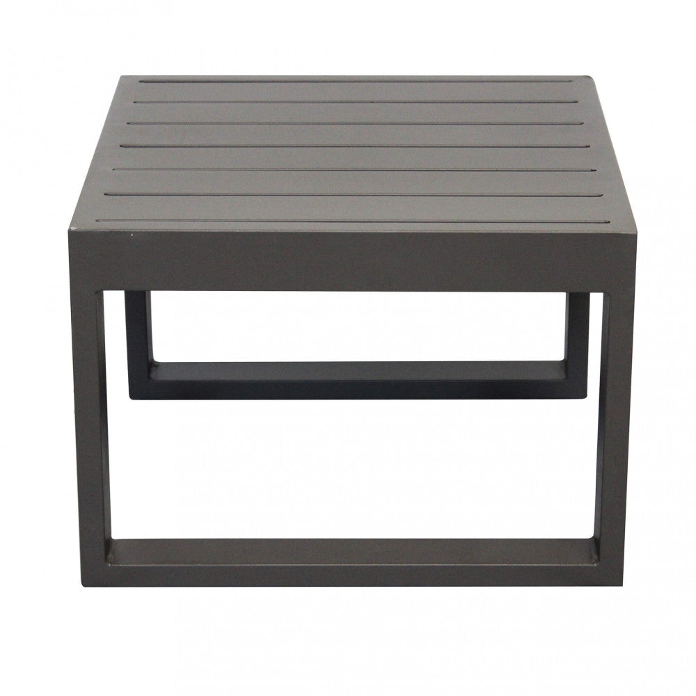 Dettaglio del Tavolino Cuba, che mostra la sua struttura resistente e il colore taupe, ideale per l'uso all'aperto | Albert Stock