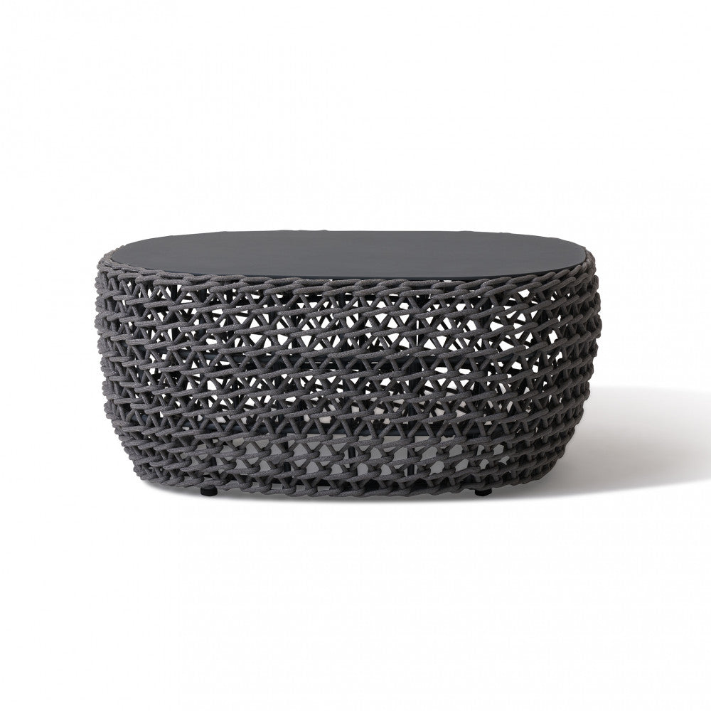 Tavolino Rotondo Lafayette con struttura in alluminio e rivestimento in corde grigie, in un ambiente esterno