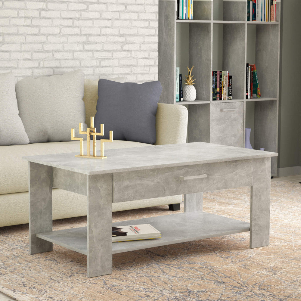 Tavolino effetto cemento inserito in un salotto dal design industriale con parete in mattoni bianchi e libreria coordinata.