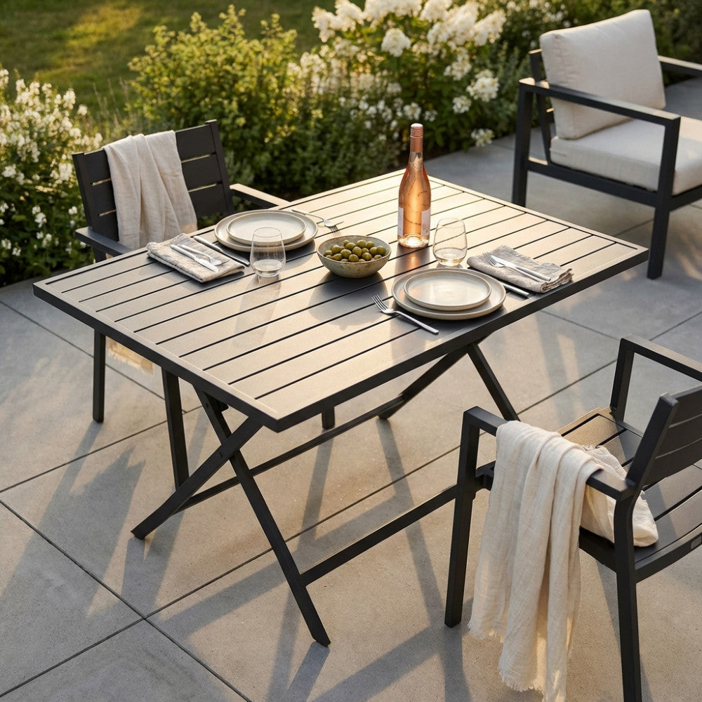 Tavolo da giardino Alabama in alluminio allestito per un aperitivo al tramonto su un patio moderno.