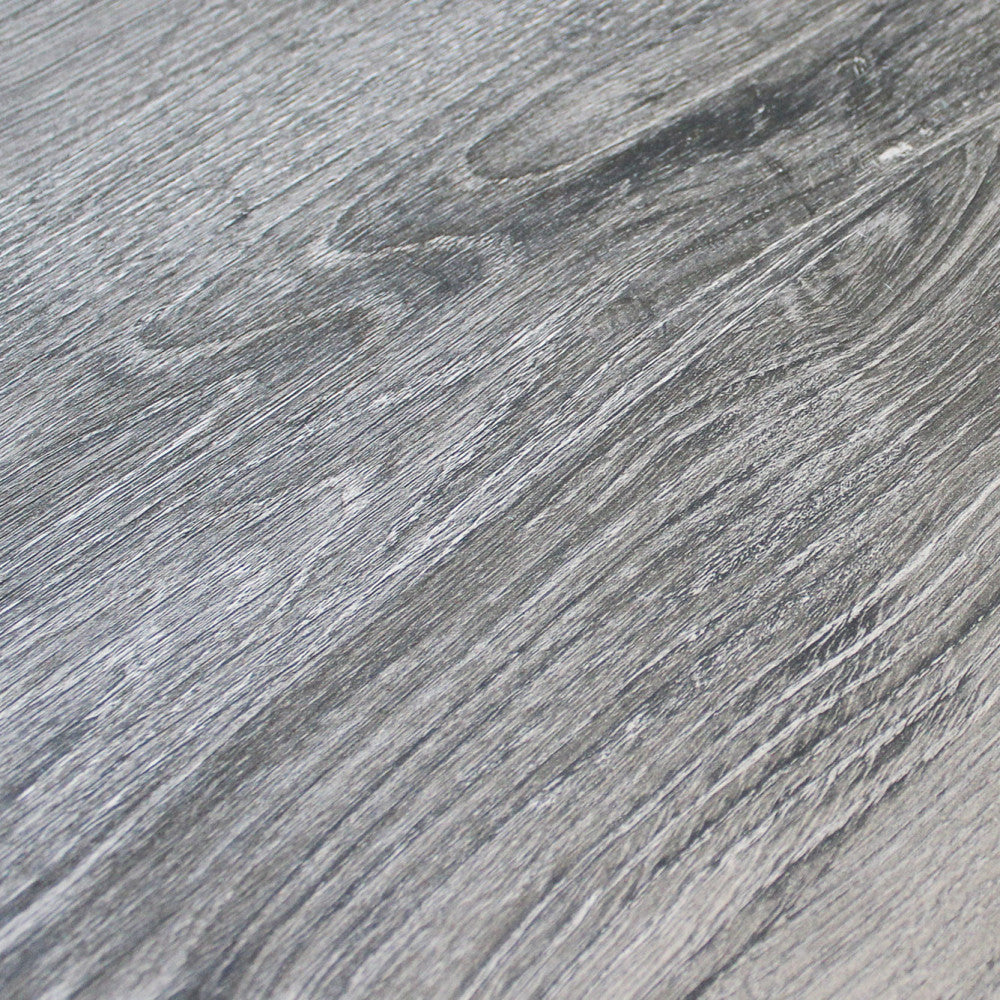 Dettaglio ravvicinato della texture in melaminico antracite effetto legno del piano.