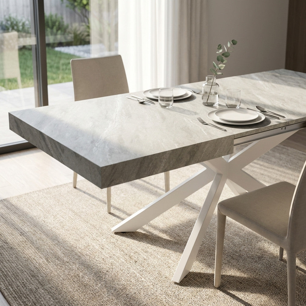 Dettaglio del tavolo da pranzo Darren illuminato dalla luce naturale con mise en place minimalista.