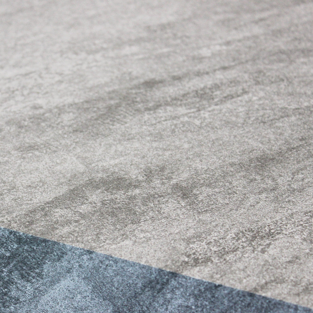 Primo piano della texture in melaminico effetto pietra grigia del tavolo Darren.
