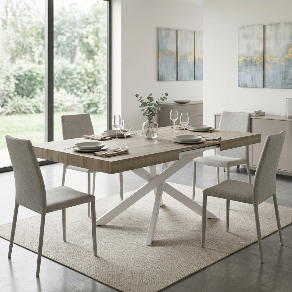 Tavolo allungabile Darren in melaminico marrone chiaro ambientato in una sala da pranzo luminosa.