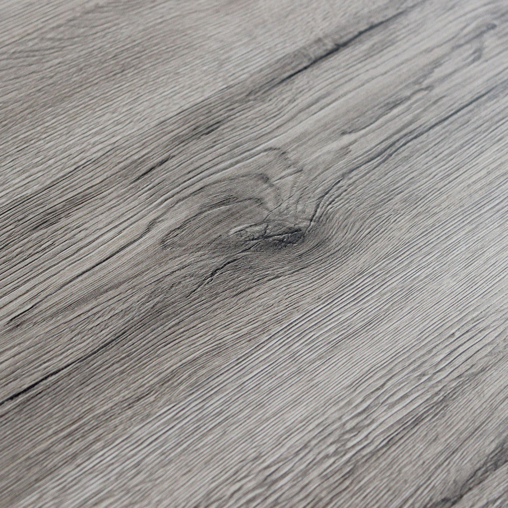 Primo piano della texture tattile e del nodo realistico sulla superficie in melaminico.