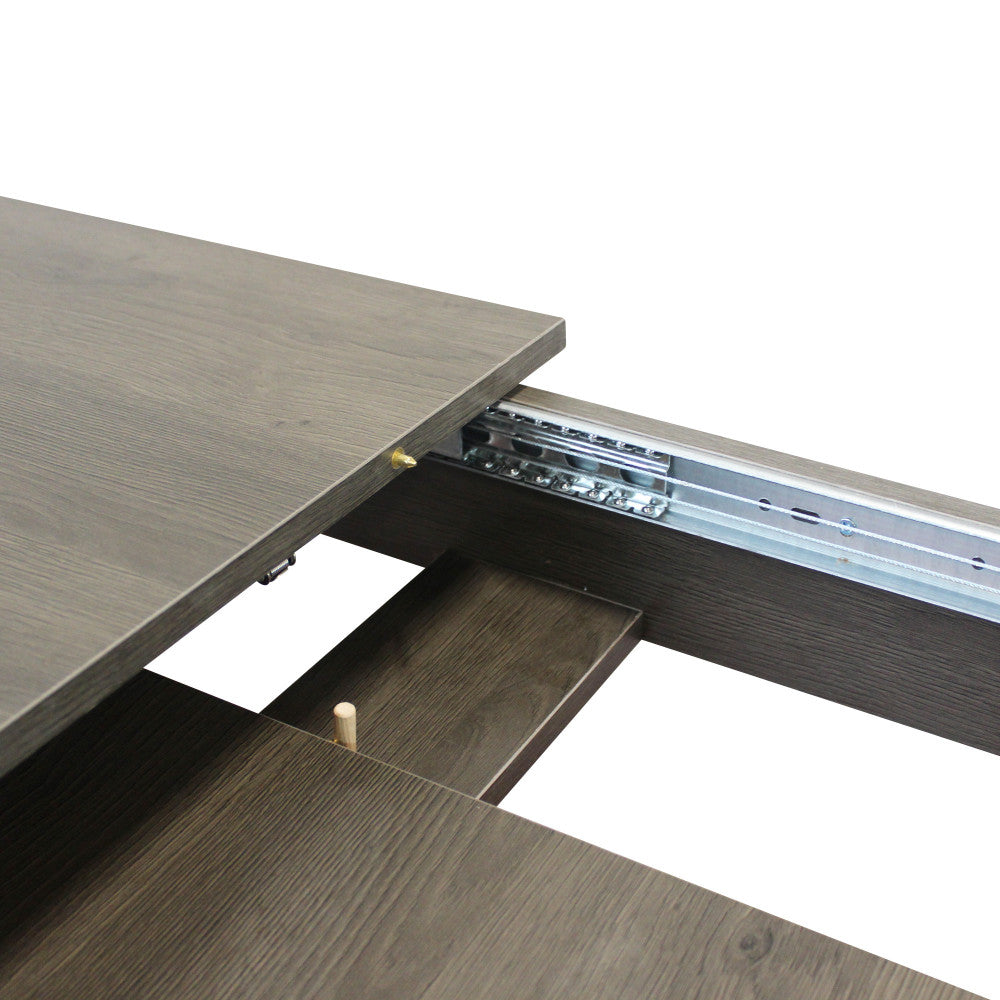 Dettaglio del meccanismo di allungo in metallo del tavolo Emmet in melaminico.