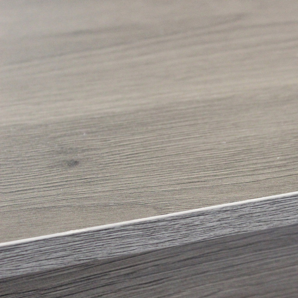 Primo piano della texture in melaminico effetto legno antracite del tavolo Emmet.