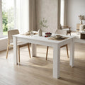 Tavolo da pranzo allungabile Emmet in melaminico bianco, ambientato in una luminosa sala da pranzo moderna.