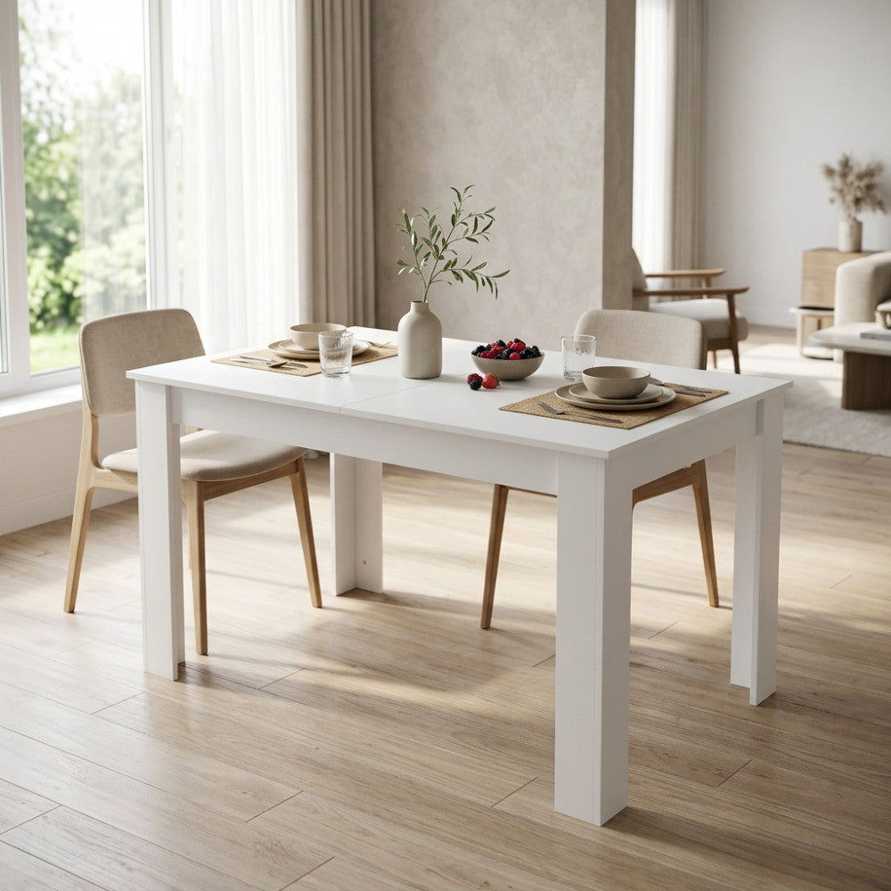 Tavolo da pranzo allungabile Emmet in melaminico bianco, ambientato in una luminosa sala da pranzo moderna.