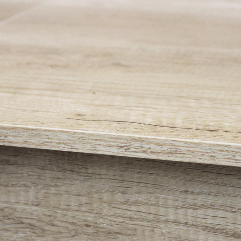 Dettaglio ravvicinato del bordo del tavolo Emmet, che mostra la texture realistica del legno.