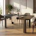 Tavolo da pranzo allungabile Emmet in melaminico taupe, allestito in un luminoso soggiorno moderno con sedie imbottite.