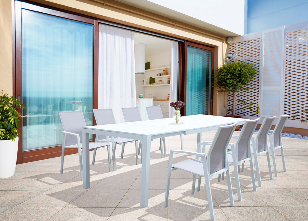 Tavolo allungabile da esterno in alluminio, lunghezza variabile da 215 a 281 cm.