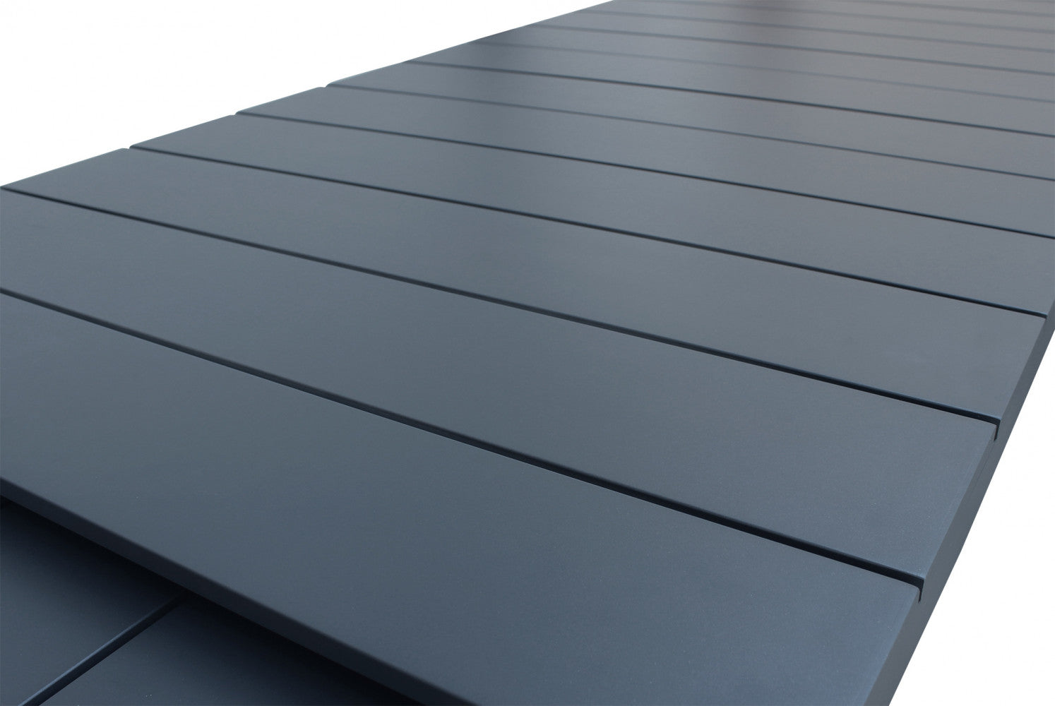 Tavolo allungabile da esterno in alluminio, lunghezza variabile da 215 a 281 cm.