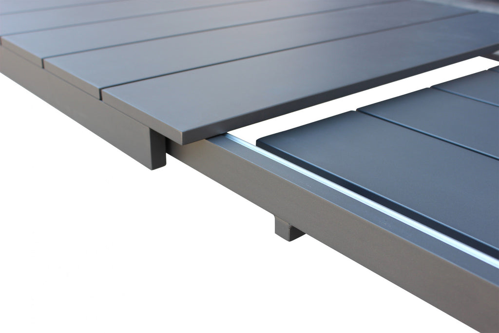 Tavolo allungabile da esterno in alluminio, lunghezza variabile da 215 a 281 cm.