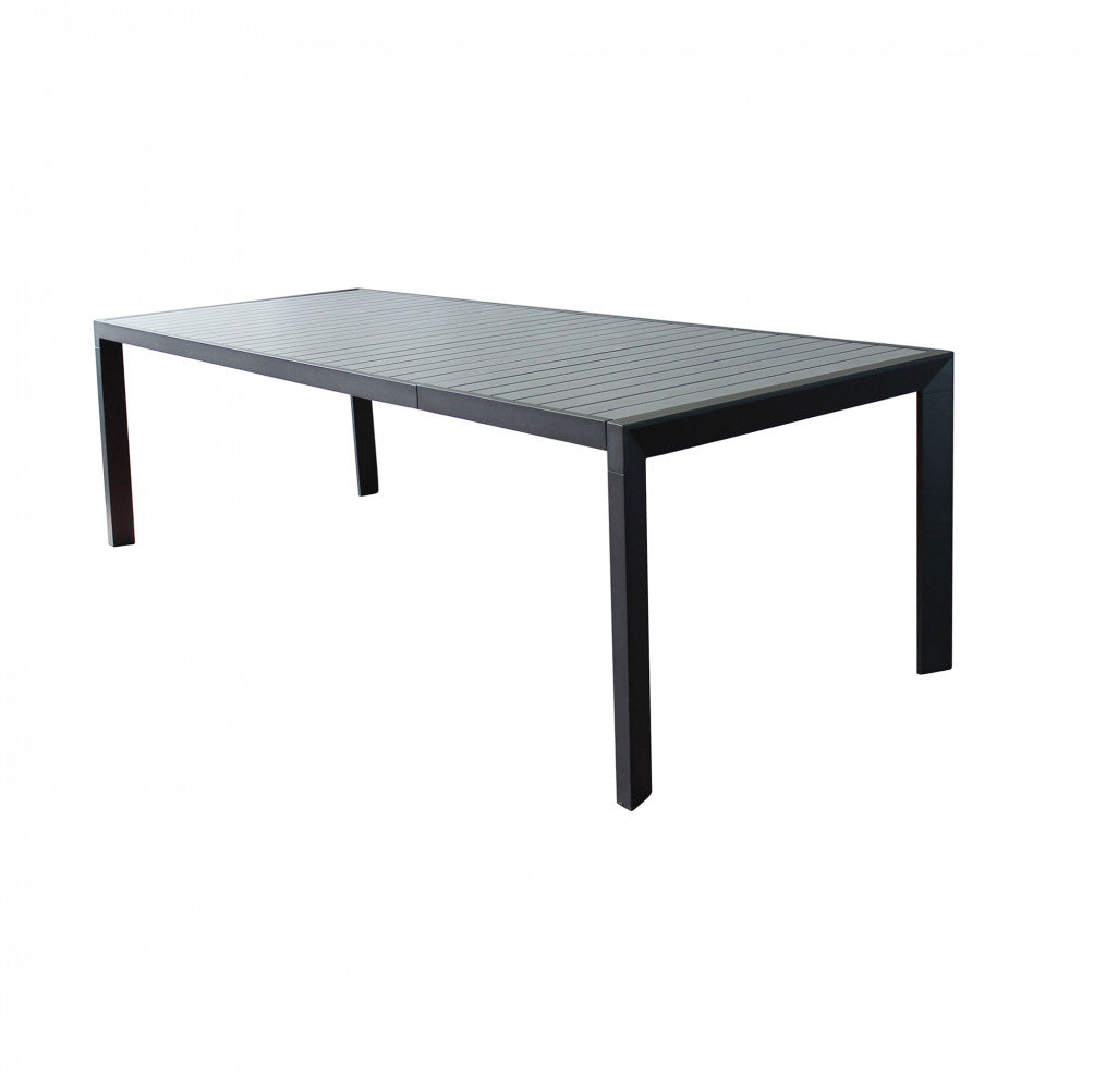 Dettaglio delle doghe in alluminio effetto legno del Tavolo Detroit antracite