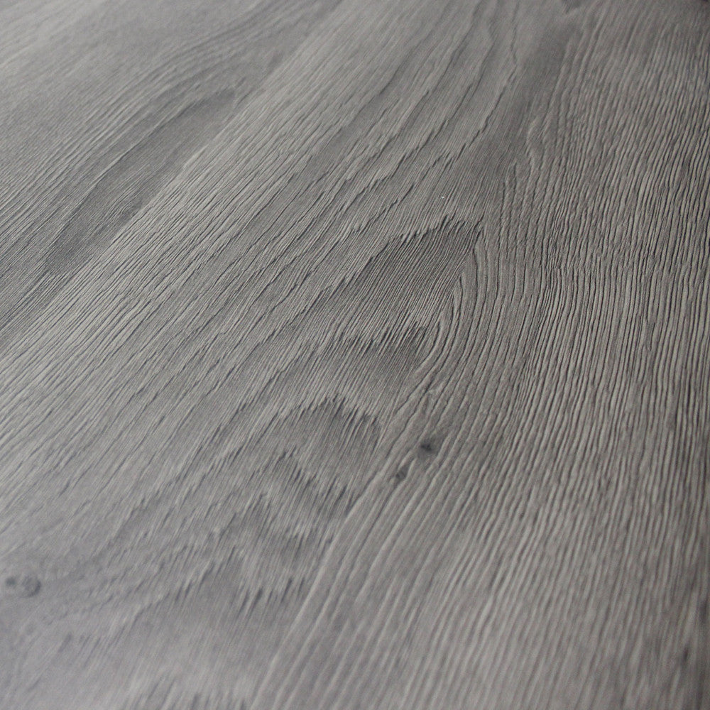 Dettaglio ravvicinato della superficie in melaminico antracite con venature effetto legno.