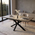 Tavolo allungabile Garfield grigio scuro ambientato in una sala da pranzo moderna con luce naturale.