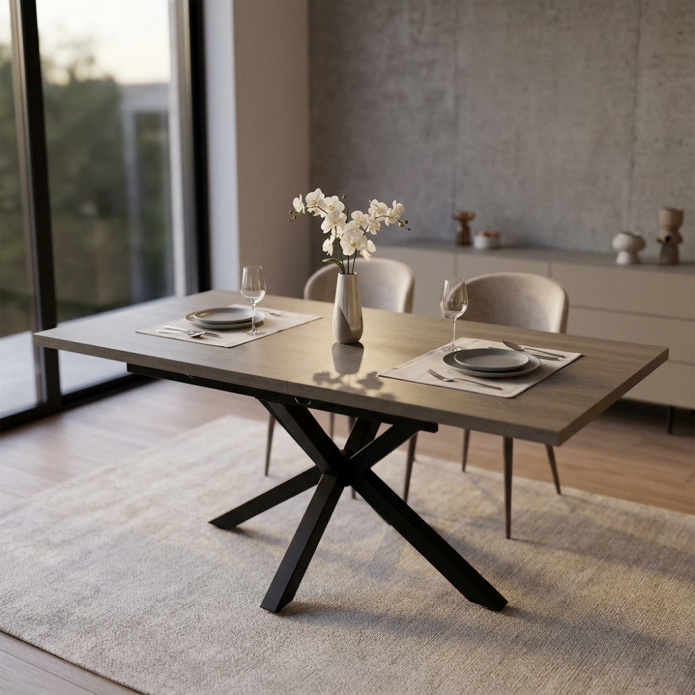 Tavolo allungabile Garfield grigio scuro ambientato in una sala da pranzo moderna con luce naturale.
