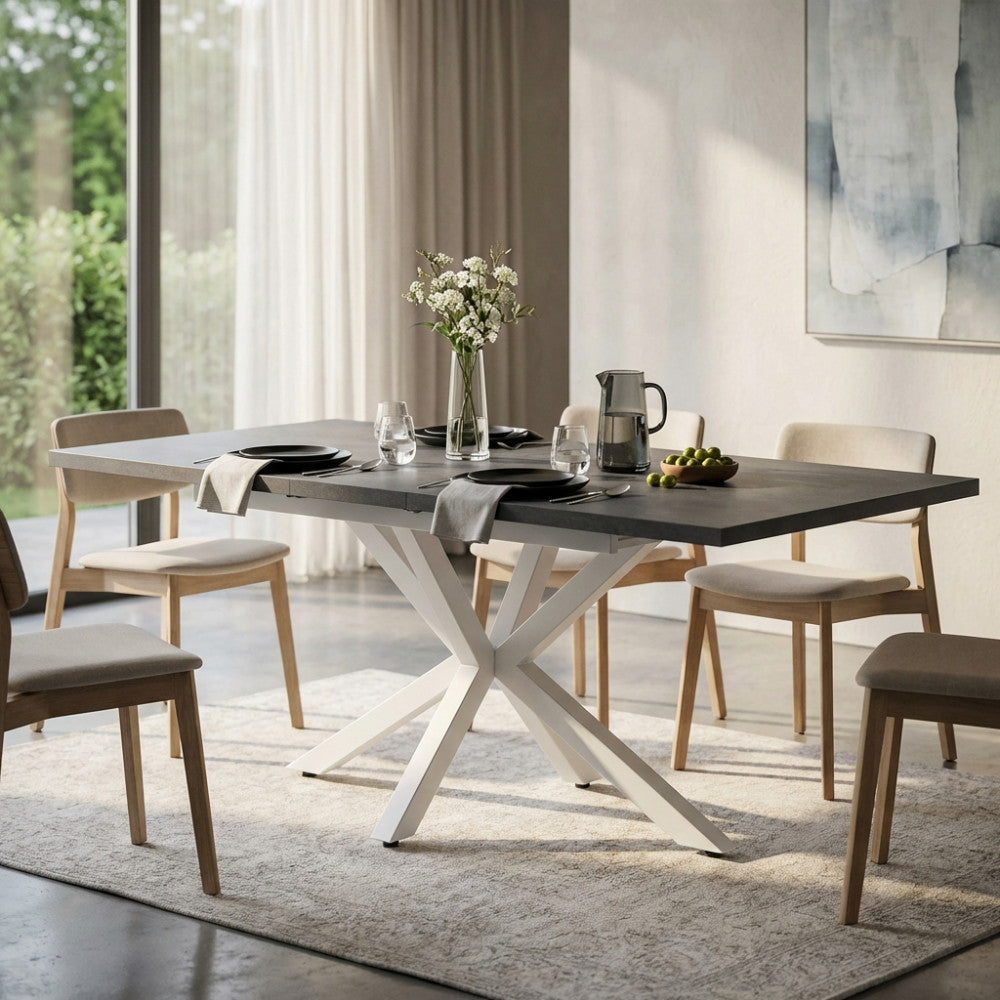 Dettaglio del tavolo Garfield grigio e bianco abbinato a sedute in legno in un ambiente dal design moderno.