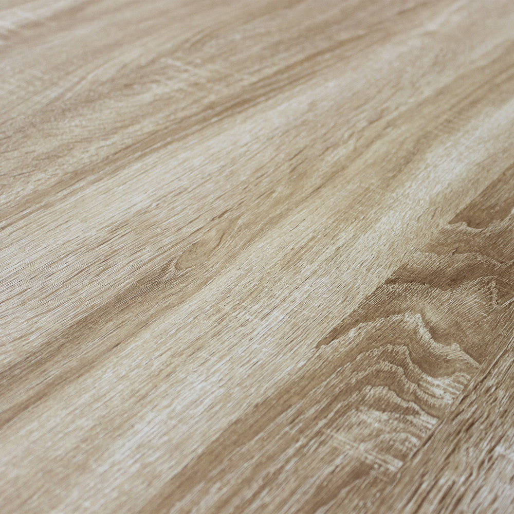 Primo piano della texture in melaminico marrone chiaro, che riproduce fedelmente le venature naturali del legno.