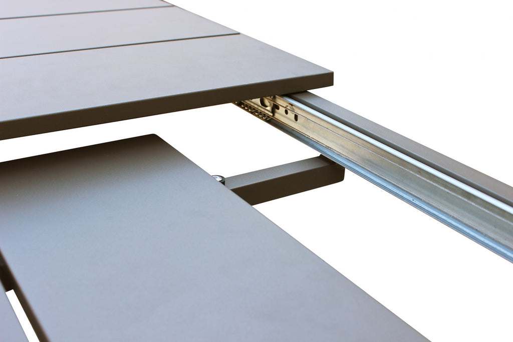 Tavolo allungabile da esterno in alluminio, lunghezza variabile da 215 a 281 cm.