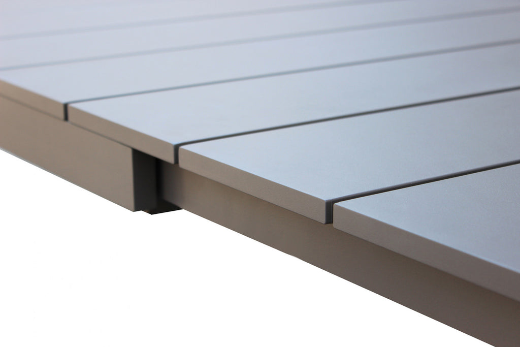 Tavolo allungabile da esterno in alluminio, lunghezza variabile da 215 a 281 cm.