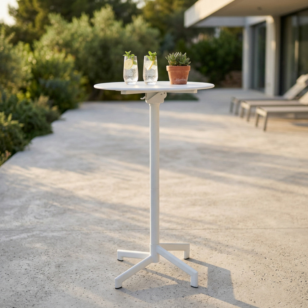 Tavolo da giardino VEGA Ø 60 in acciaio bianco su una terrazza moderna illuminata dal sole.