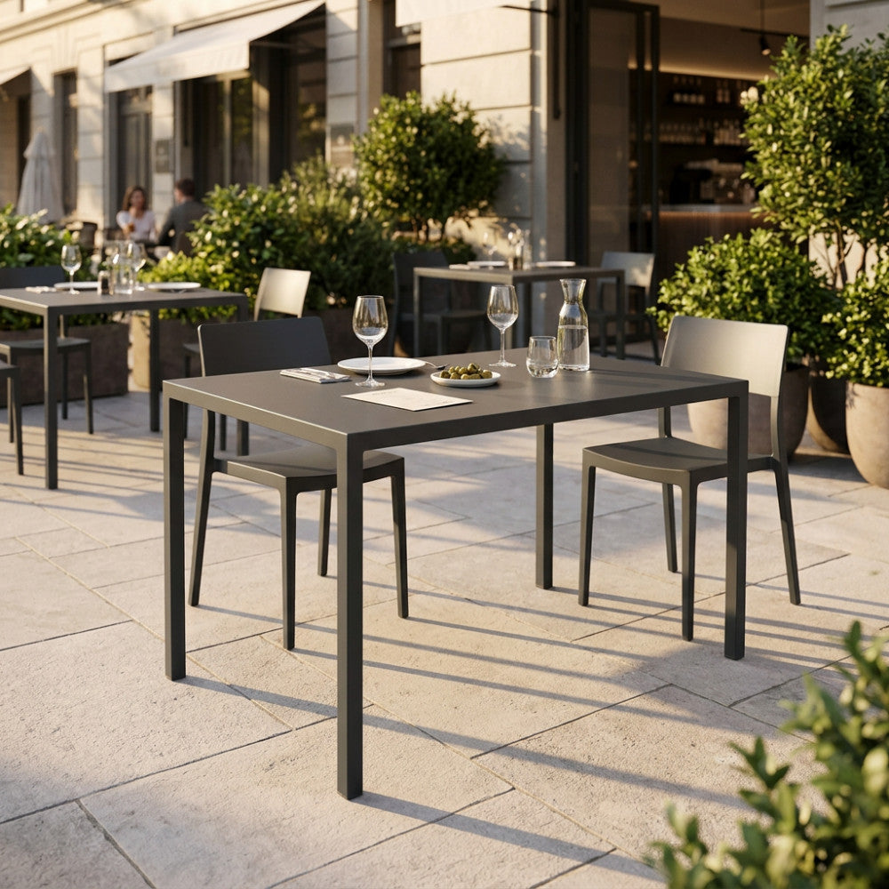 Tavolo moderno autolivellante 60x80 inserito in un raffinato contesto outdoor diurno.