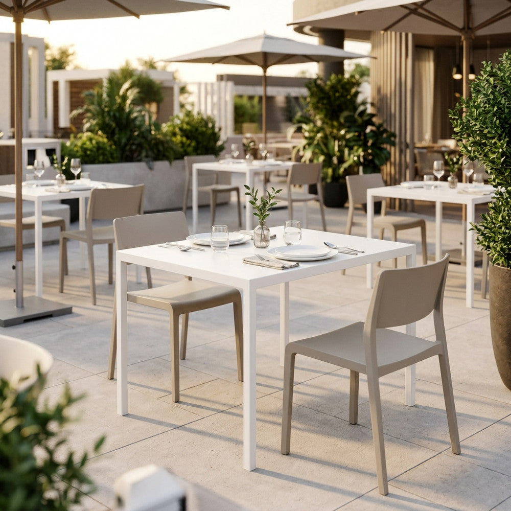 Tavolo autolivellante bianco in un elegante dehor di un ristorante con sedute moderne beige.