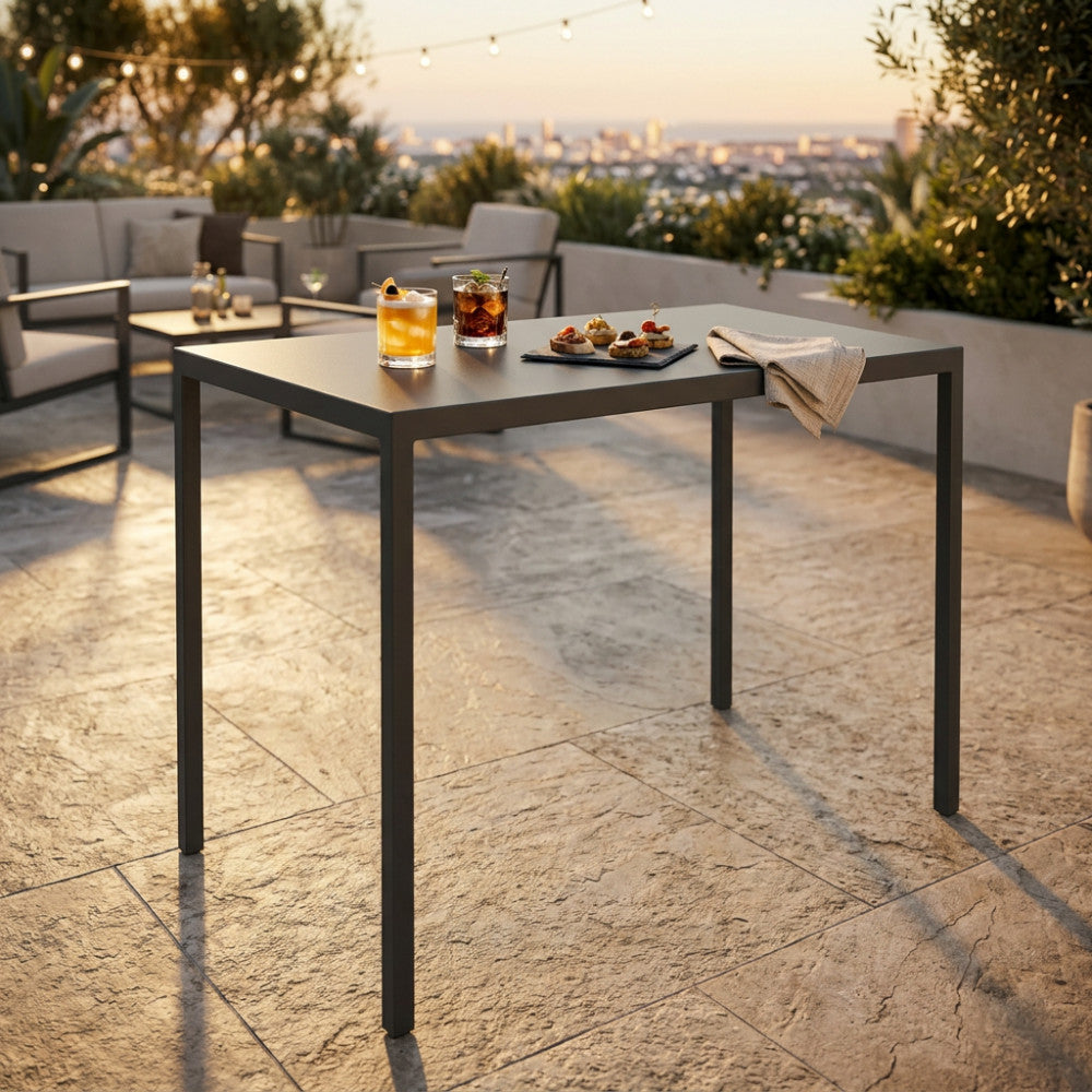 Tavolo da giardino moderno con stuzzichini e drink, situato in un lussuoso spazio esterno panoramico.