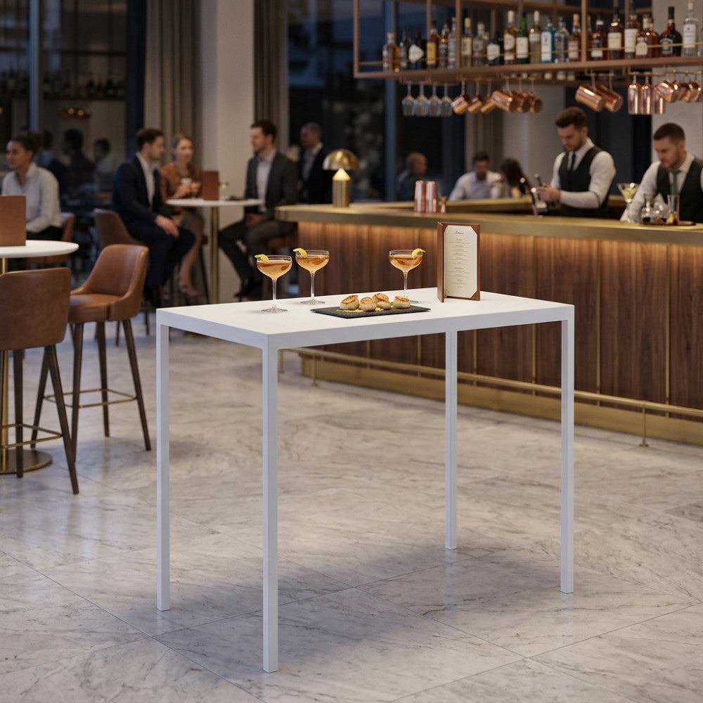 Elegante tavolo da bar autolivellante bianco posizionato in un sofisticato ambiente lounge interno di lusso con cocktail.