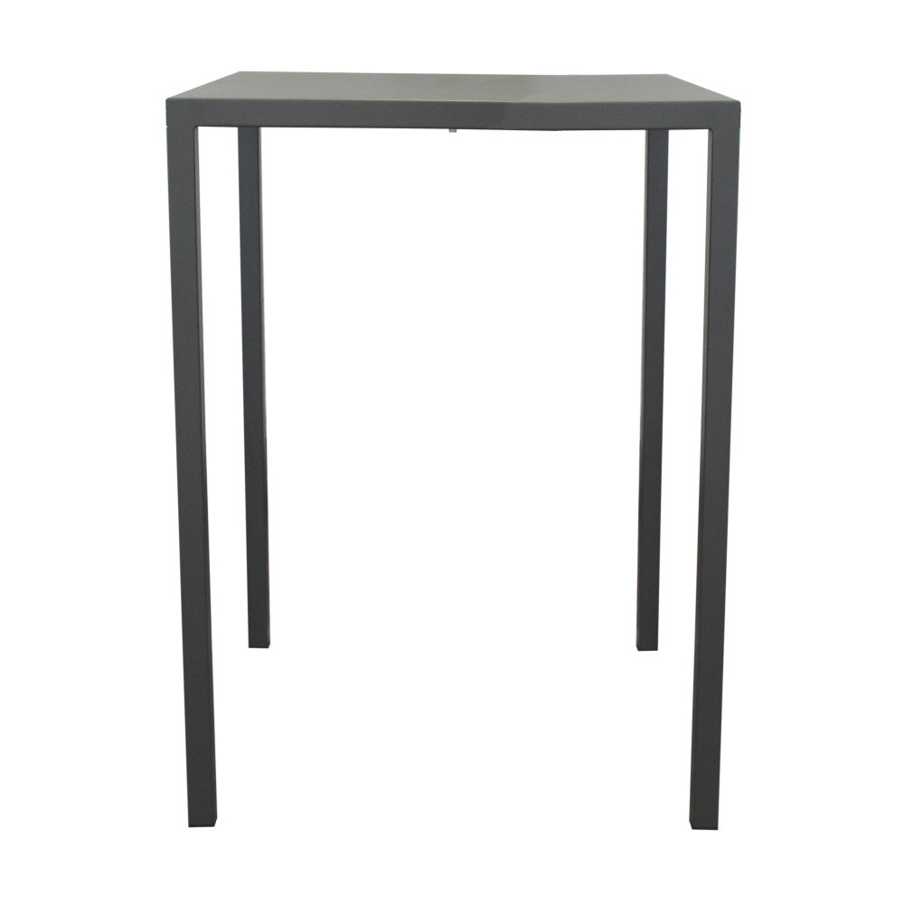 Una vista dettagliata in studio del tavolo alto minimalista in metallo antracite, che ne evidenzia la robusta struttura architettonica e la finitura impeccabile.