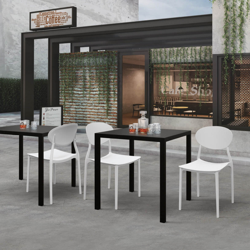 Tavolo autolivellante antracite su una superficie irregolare che mostra la sua stabilità.