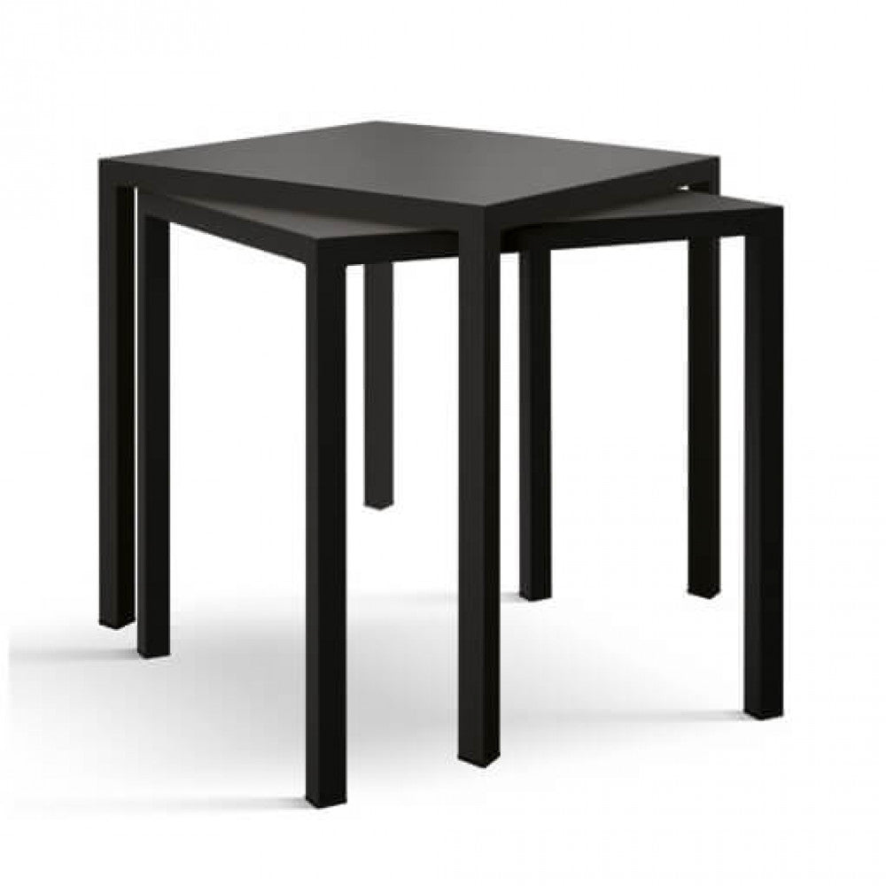 Prospettiva laterale di due tavoli da giardino in metallo sovrapposti, mostrando il design geometrico e le gambe lineari.