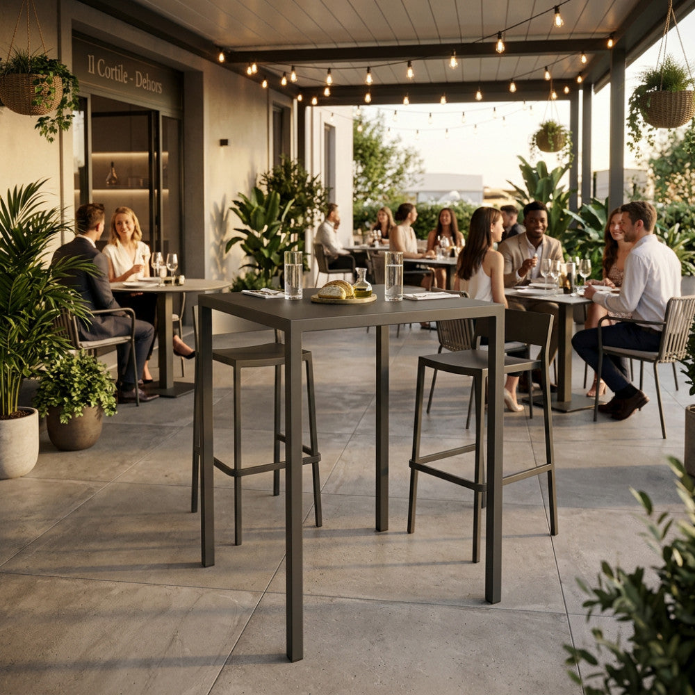 Tavolo autolivellante 80x80 H110 inserito in un lussuoso dehors esterno durante un aperitivo serale.