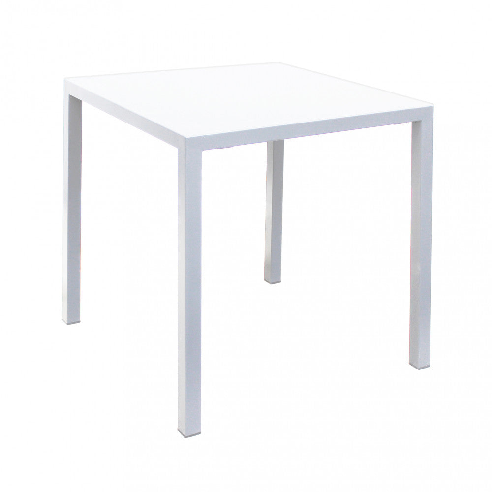 Tavolo autolivellante bianco su una superficie irregolare che mostra la sua stabilità.