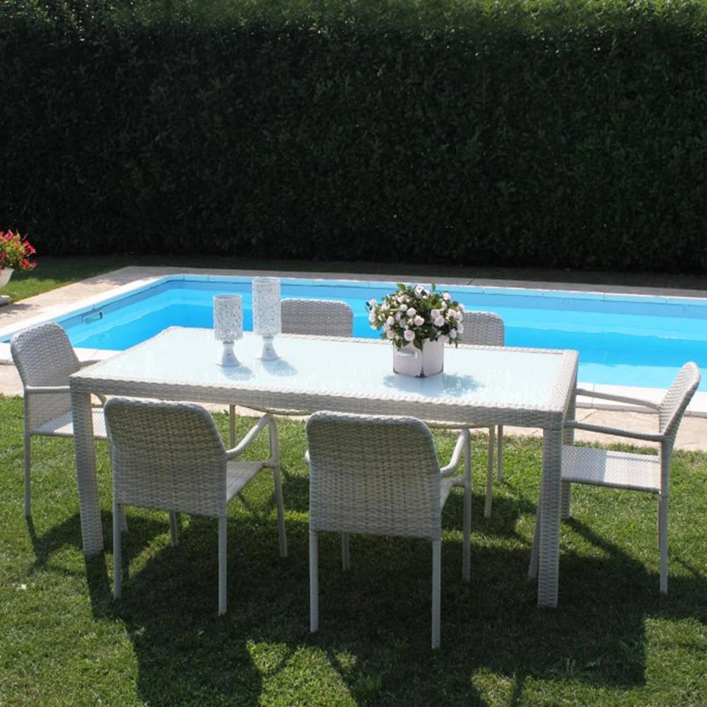 Tavolo da pranzo Azore 150x90 Grigio Chiaro, struttura in alluminio rivestita in polyrattan e piano in vetro temperato, ambientato a bordo piscina