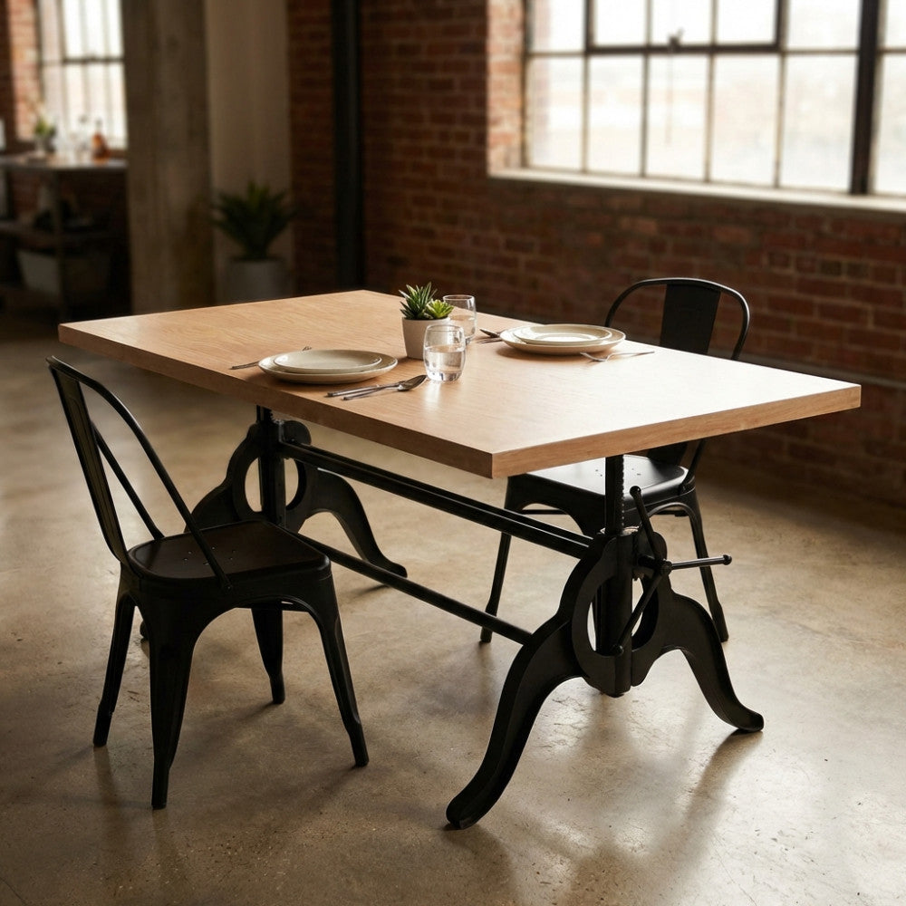 Tavolo da pranzo Boyce in legno e acciaio ambientato in un loft industriale con sedie in metallo nero.