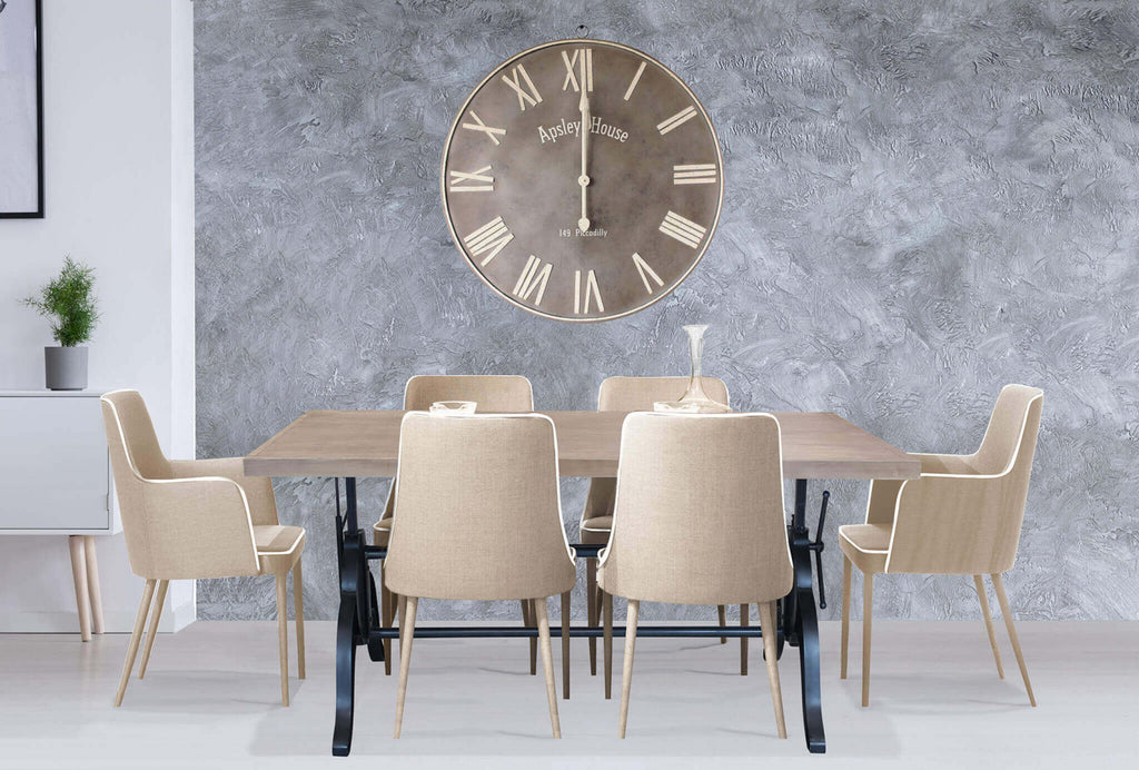 Tavolo da pranzo Boyce in un ambiente minimalista con sedie chiare e un grande orologio da parete.