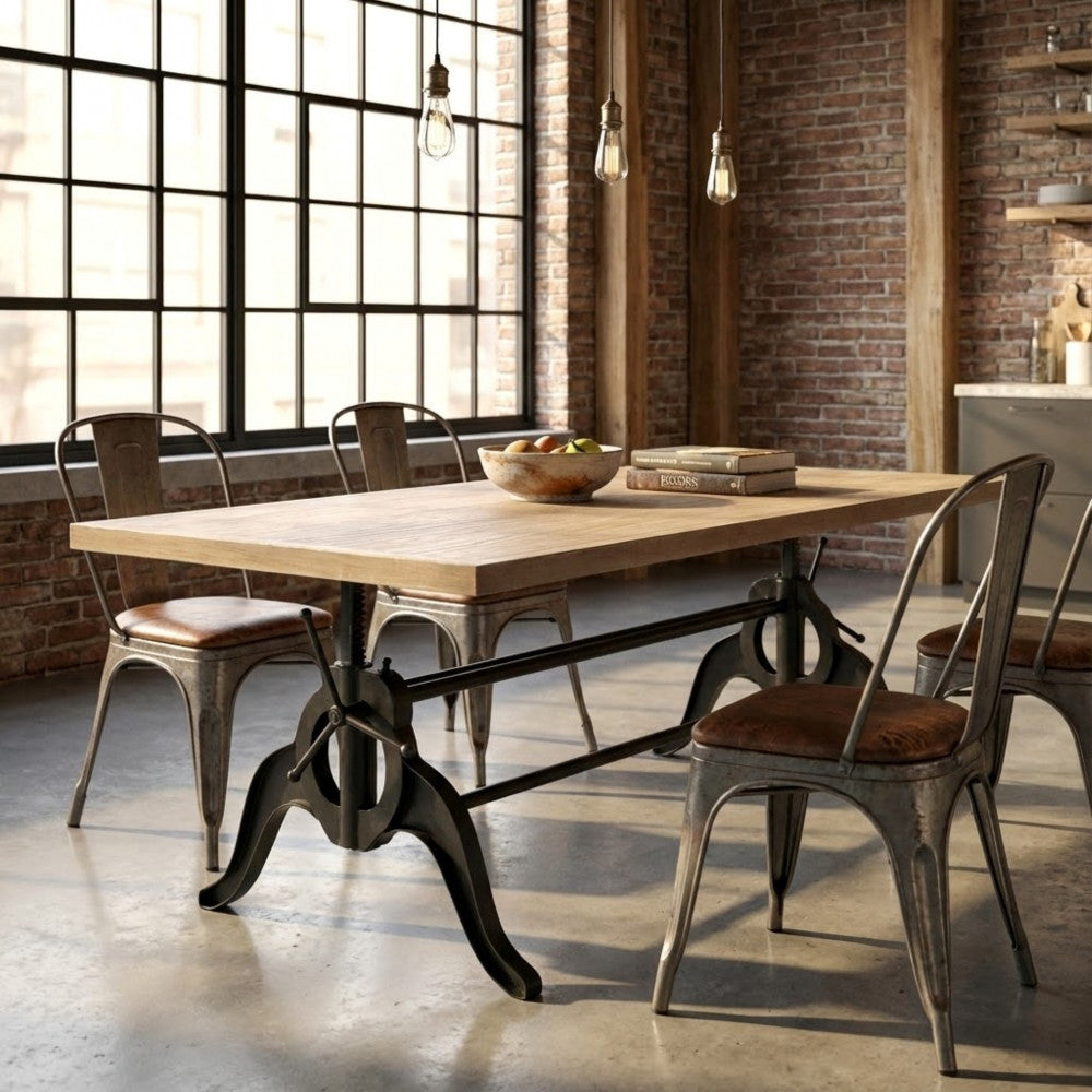 Atmosfera calda e accogliente con il tavolo Boyce in legno e acciaio al centro di una cucina in stile loft.