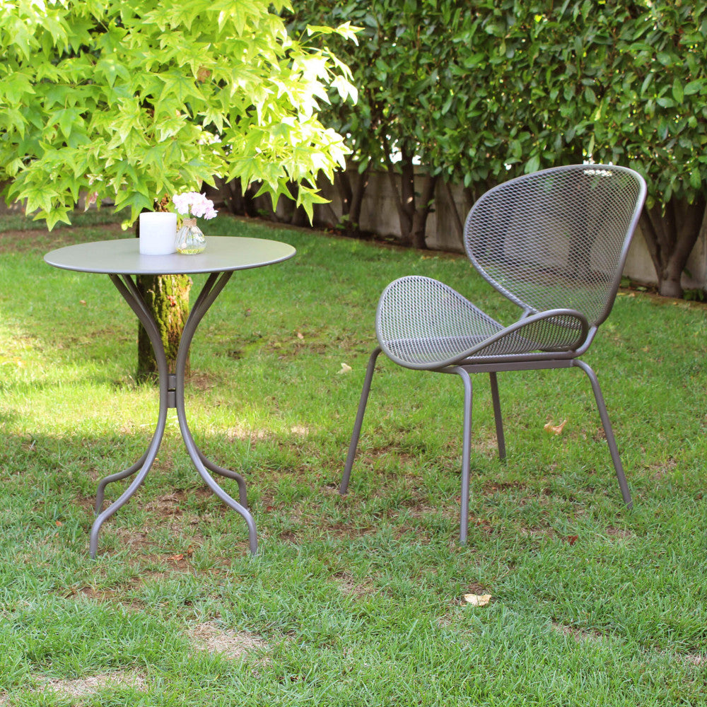 Tavolo Bristol in acciaio taupe con trattamento antiruggine per esterni ambientato in Giardino | Albert Stock