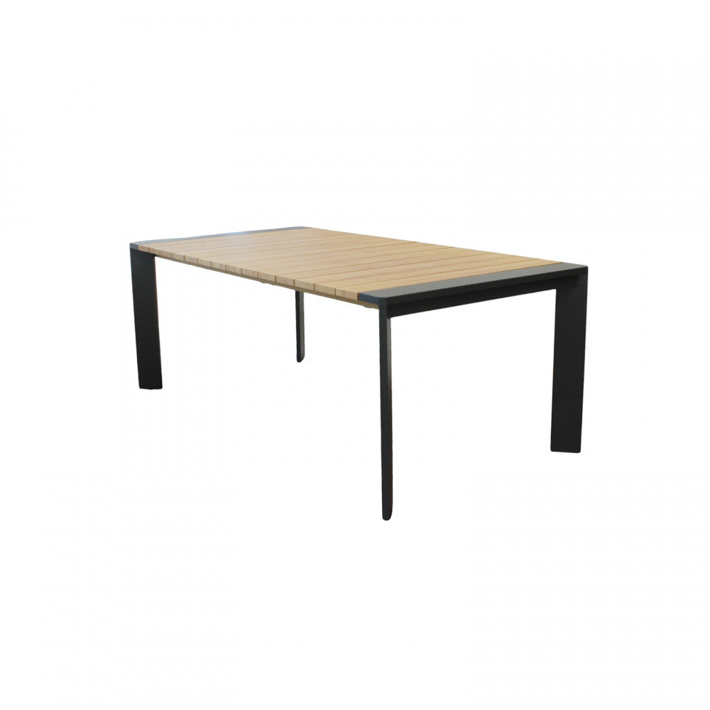 Tavolo Brooklyn completamente allungato a 250 cm, evidenziando la continuità del design a doghe marrone chiaro.