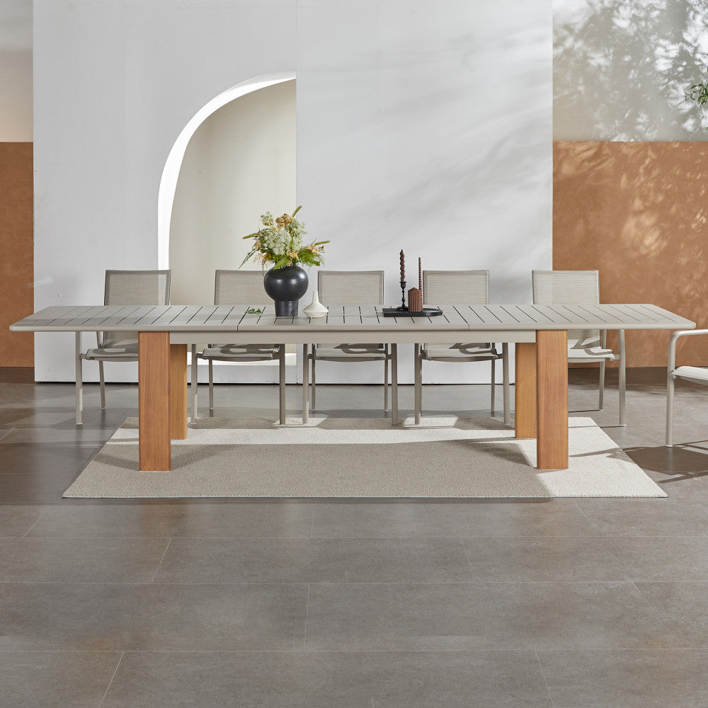 Tavolo Bullock ambientato in un patio moderno con decorazioni minimaliste.