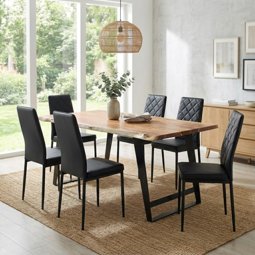 Tavolo da pranzo Carlton abbinato a sedie in pelle nera trapuntata in un living moderno.